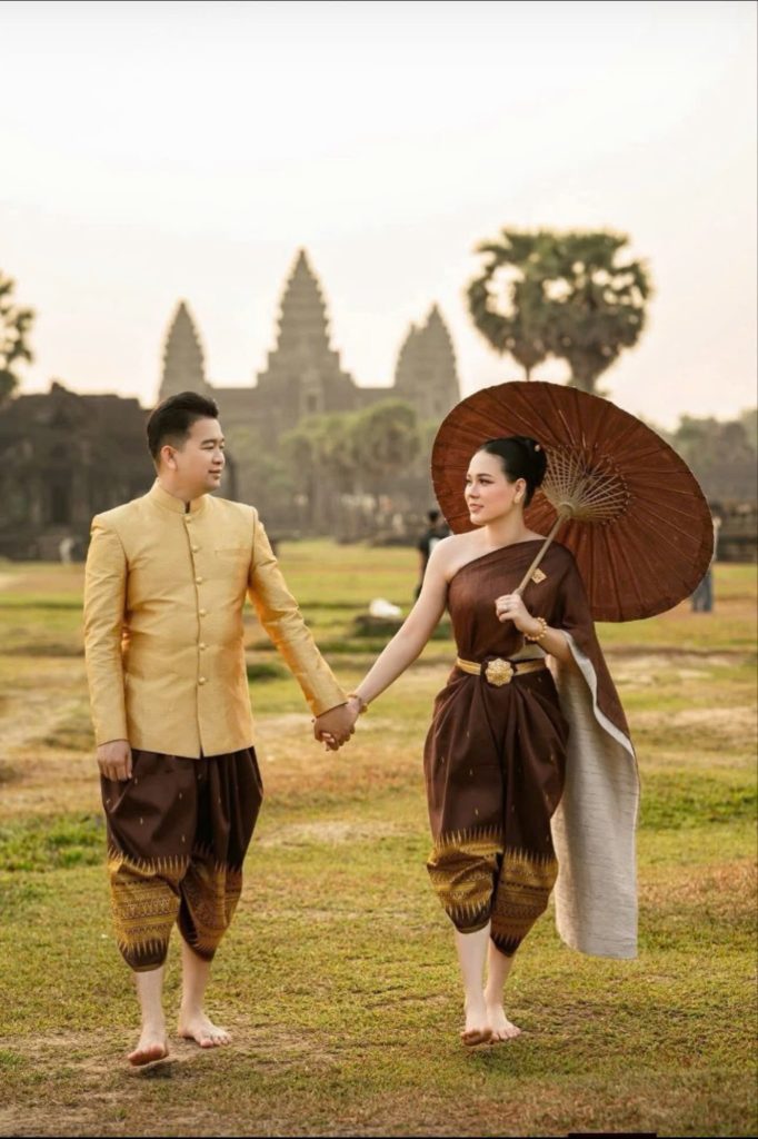 Ho Chi Minh City: Angkor Wat Day Tour with Traditional Dress
