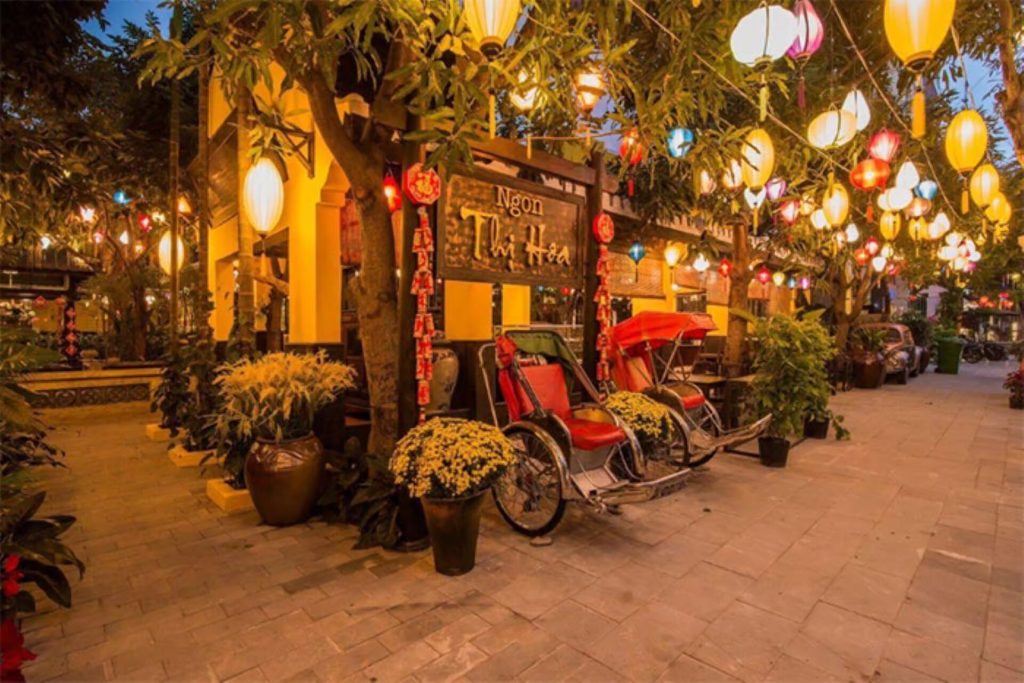 Evening Ao Dai Show & Dinner in Da Nang and Hoi An