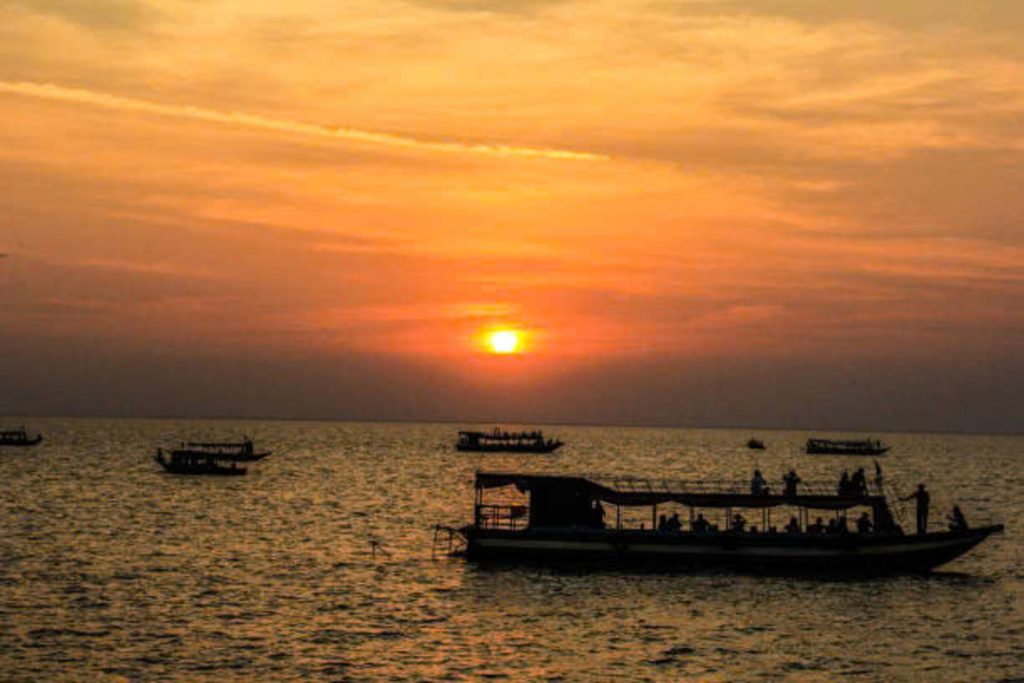 Siem Reap: Sunset Boat Cruise & Floating Village Tour
