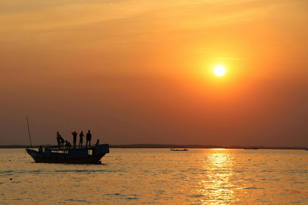 Siem Reap: Sunset Boat Cruise & Floating Village Tour